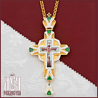 2.10.0598лп-2/1лп Крест наперсный латунный с зелеными камнями в позолоте
