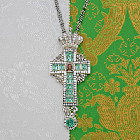 2.10.0707лр-2/63лр Крест наперсный латунный с зелеными камнями в серебрении