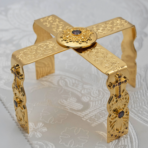 2.7.0896лп Звездица латунная с красными камнями в позолоте