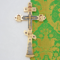 2.7.1690лпрэ Напрестольный латунный крест с красными камнями и эмалью в позолоте