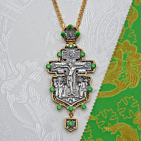 2.10.0092лпр/1лп Крест наперсный с зелеными камнями и патинированием в позолоте и серебрении