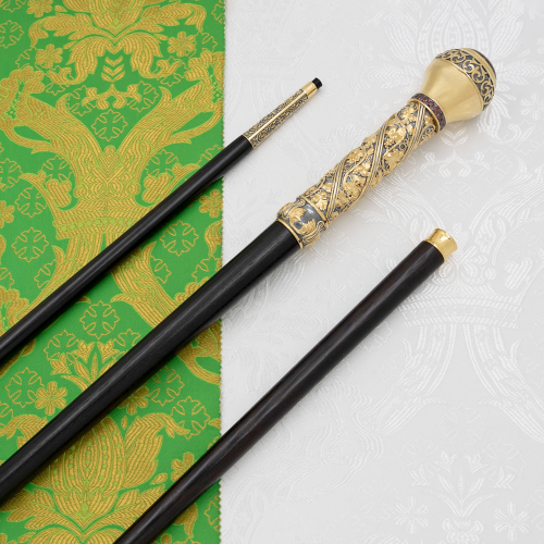 2.7.2800лрч Посох латунный с красными камнями и патинированием